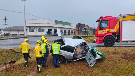 Motorista fica gravemente ferido após sair da pista e colidir contra barranco na BR-282, em Xanxerê
