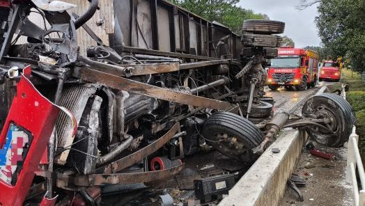 Motorista fica ferido após caminhão capotar na BR-153, em Irani