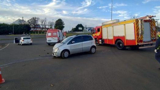 Colisão entre dois carros deixa motorista ferida na marginal da BR-282, em Xanxerê