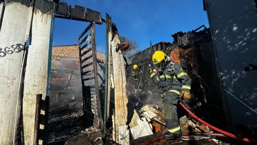 FOTOS: incêndio destrói residência onde moravam três famílias em Chapecó