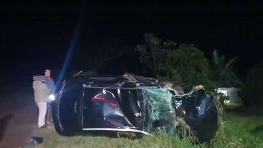 Motorista é arremessado para fora de carro após saída de pista e colisão contra árvore no Extremo-Oeste