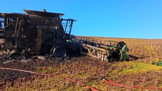 Colheitadeira é destruída por incêndio no interior de município do Oeste