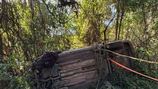 Veículo sai da pista e capota em ribanceira na SC-283, no Oeste