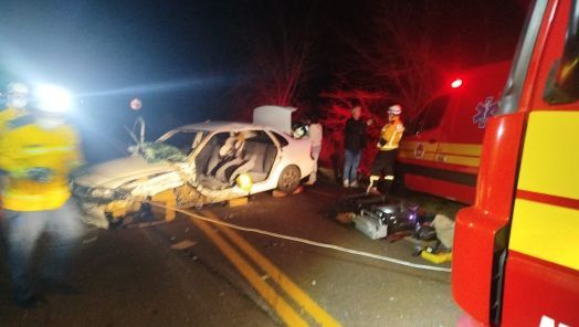 Colisão frontal entre dois carros deixa motorista preso às ferragens na SC-480, no Oeste