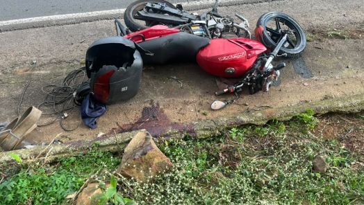 Motociclista morre após tentar ultrapassagem em curva e colidir com caminhão na SC-157