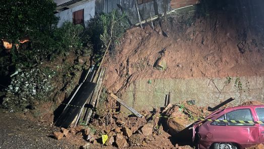 Deslizamento de terra atinge residência e obriga retirada de família em Joaçaba