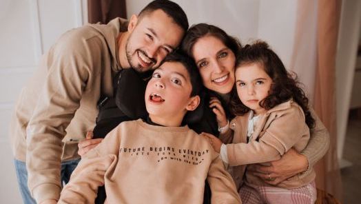 Mudança de país altera tratamento de Francisco Oltramari e família inicia nova mobilização para viagem à Índia