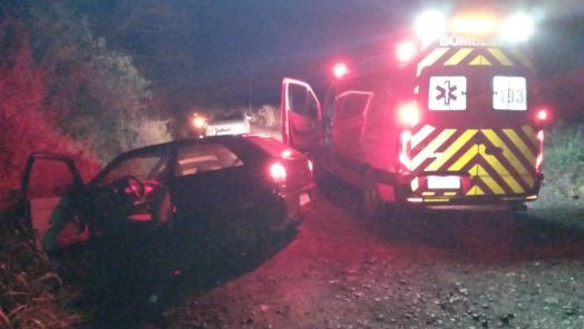 Idoso fica ferido após carro sair da pista e colidir contra barranco no interior de município do Meio-Oeste