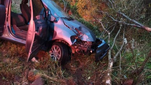 Carro sai da pista, capota e deixa casal de idosos ferido na SC-160