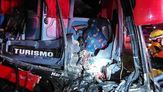 Colisão entre ônibus e carreta deixa feridos e mobiliza bombeiros de Santa Catarina e Rio Grande do Sul na BR-480