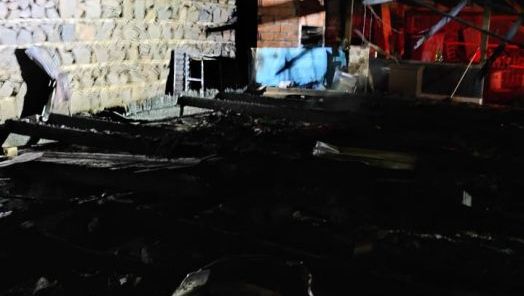 Incêndio destrói residência desocupada durante a madrugada em Chapecó
