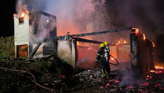 Incêndio destrói residência desabitada no interior de município do Oeste