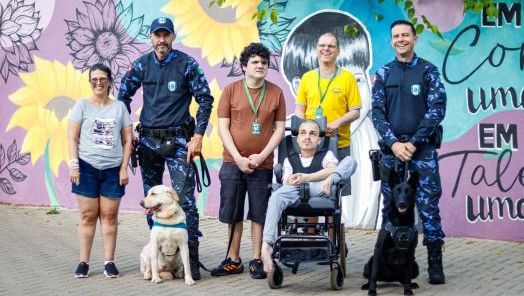 Cinoterapia da Guarda Municipal de Chapecó transforma vidas por meio da interação entre cães e pessoas