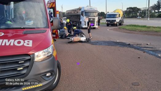 Motociclista fica gravemente ferido após colisão com máquina agrícola na BR-163