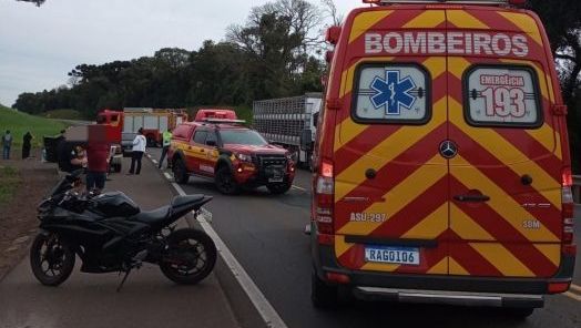 Colisão entre carro e motocicleta deixa dois feridos na BR-282 em Xanxerê