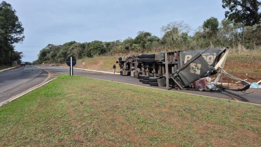 Carreta tomba em trevo e bloqueia trecho da BR-282 em Vargeão