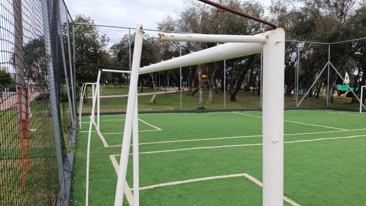 Vandalismo leva Prefeitura a retirar traves das quadras do Ecoparque em Xanxerê