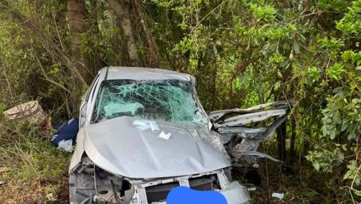 Colisão entre caminhões, van e carro deixa dois feridos na BR-282