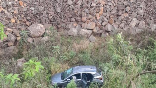 Carro cai em ribanceira após colisão com caminhão na BR-282 em Xaxim