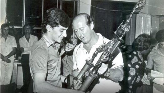 Jovem Ayrton Senna com o troféu de campeão brasileiro de Kart categoria 100 Cc  (Foto: Júnior Kart Clube)