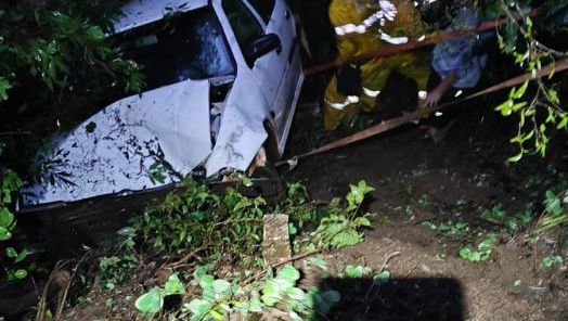 Motorista fica ferida após carro sair da pista e cair em ribanceira na BR-282