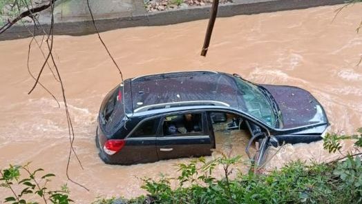 Motorista é resgatada após carro cair no Rio do Tigre, em Joaçaba