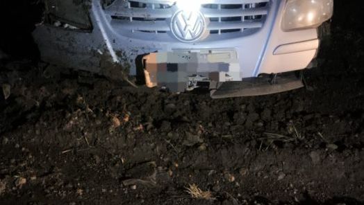 Quatro pessoas são levadas ao hospital após carro sair da pista na BR-282