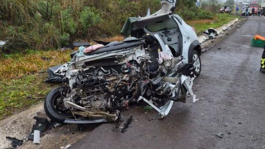 Colisão frontal entre carro e caminhão deixa uma mulher morta e homem ferido na BR-282, em Ponte Serrada