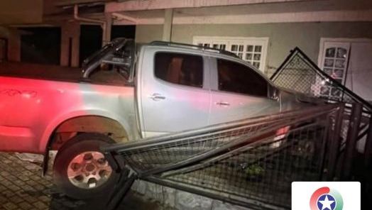 Veículo bate contra muro de residência e condutor deixa o local em Xanxerê