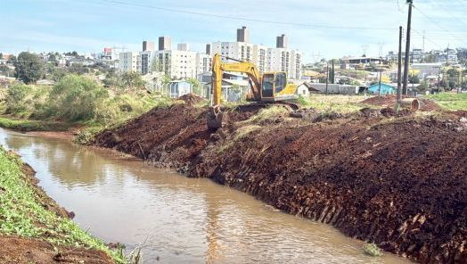 Prefeitura realiza nova limpeza do Rio Xanxerê para ampliar vazão e reduzir risco de alagamentos