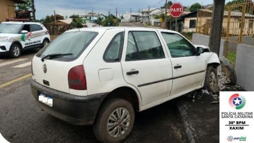 Motorista perde o controle ao evitar colisão com moto e bate contra poste em Xaxim