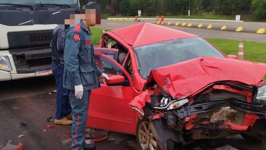 Colisão entre dois caminhões e carro deixa três pessoas feridas em Abelardo Luz