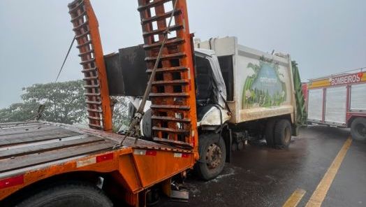 Colisão traseira entre caminhões deixa três pessoas feridas na BR-282, em Xaxim