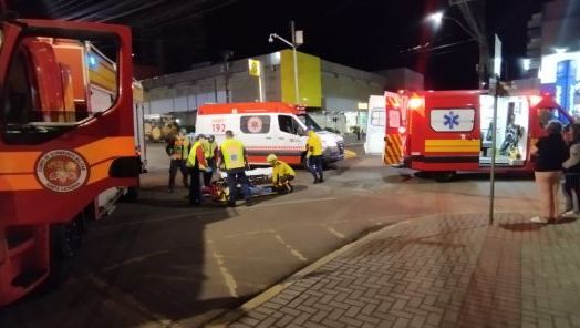 Colisão entre carro e motocicleta deixa duas pessoas feridas no centro de Xanxerê