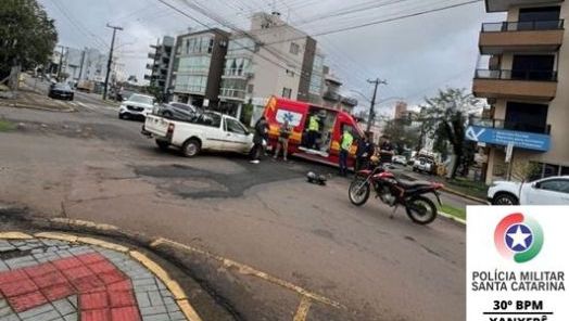 Motocicleta e carro colidem em rotatória e duas pessoas ficam feridas em Xanxerê