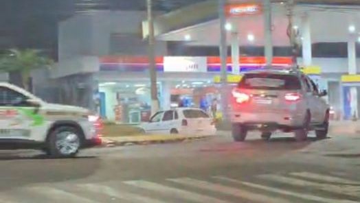 VÍDEO: Homem joga carro contra policiais, foge e tiros encerram perseguição em Chapecó