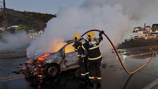 Colisão frontal seguida de incêndio interdita BR-282 em Ponte Serrada