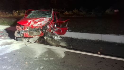 Colisão frontal entre dois carros deixa um morto e três feridos na SC-283