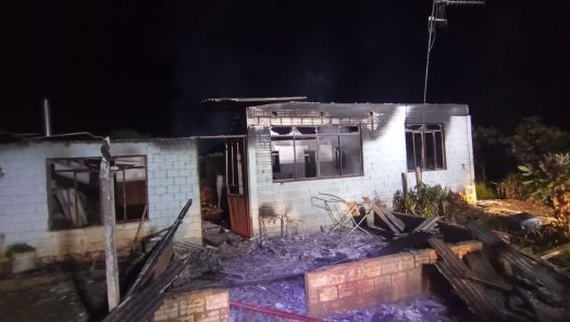 Incêndio destrói residência de 140 m² na Linha Cascata, em São Domingos