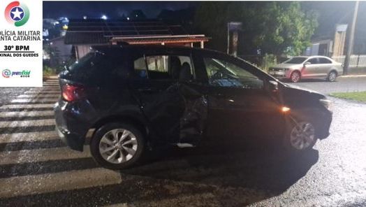 Duas jovens ficam feridas após colisão entre carro e moto em Faxinal dos Guedes