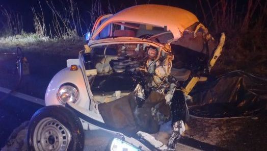 Homem morre após Fusca invadir pista contrária e colidir com carreta