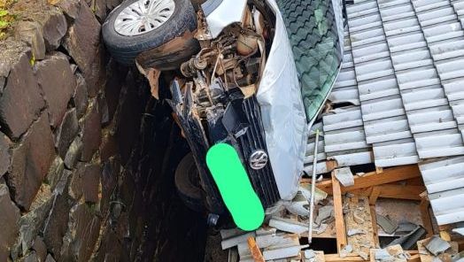 Saveiro desgovernada bate em muro e cai sobre residência em Chapecó