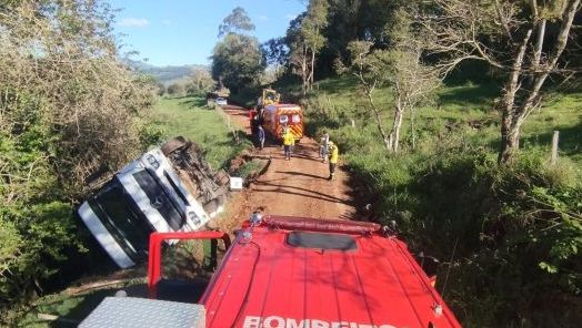 Caminhão carregado com frangos sai da pista e tomba no interior de Xanxerê
