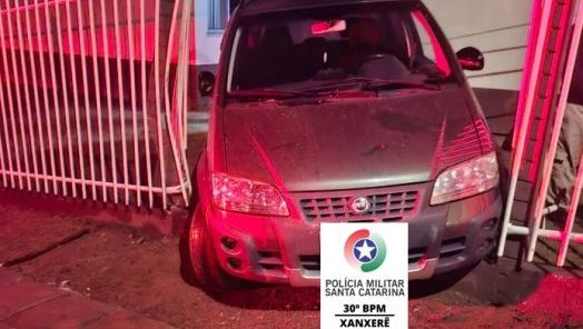 Fiat Idea invade condomínio após motorista perder o controle em Xanxerê