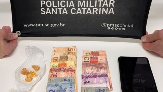 Carro apontado em denúncias de entrega de drogas é abordado e dois são presos em Xanxerê