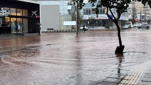VÍDEO: Grande volume de chuva atinge Xanxerê nesta quarta-feira (30)