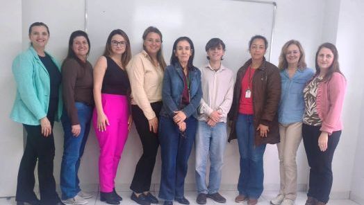 Jovem se voluntaria para apoiar comunicação e tradução nos serviços municipais