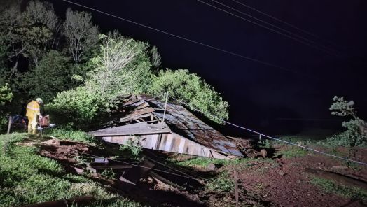 Dois galpões desabam na Linha Invernadinha durante temporal em Xanxerê