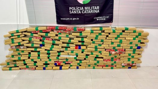 Carro com suspensão baixa levanta suspeita e PMRv apreende mais de 103 kg de maconha na SC-157