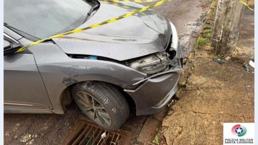 Motociclista fica ferido após colidir com carro em cruzamento de São Domingos